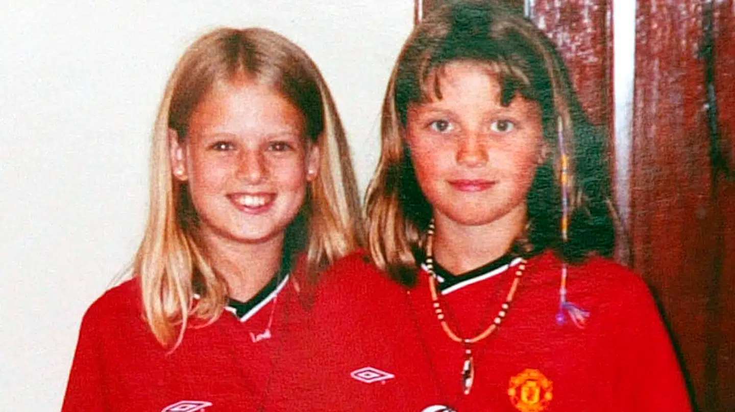 Holly Wells og Jessica Chapman fotograferet i fodboldtrøjer fra Manchester United samme aften, som de forsvandt.