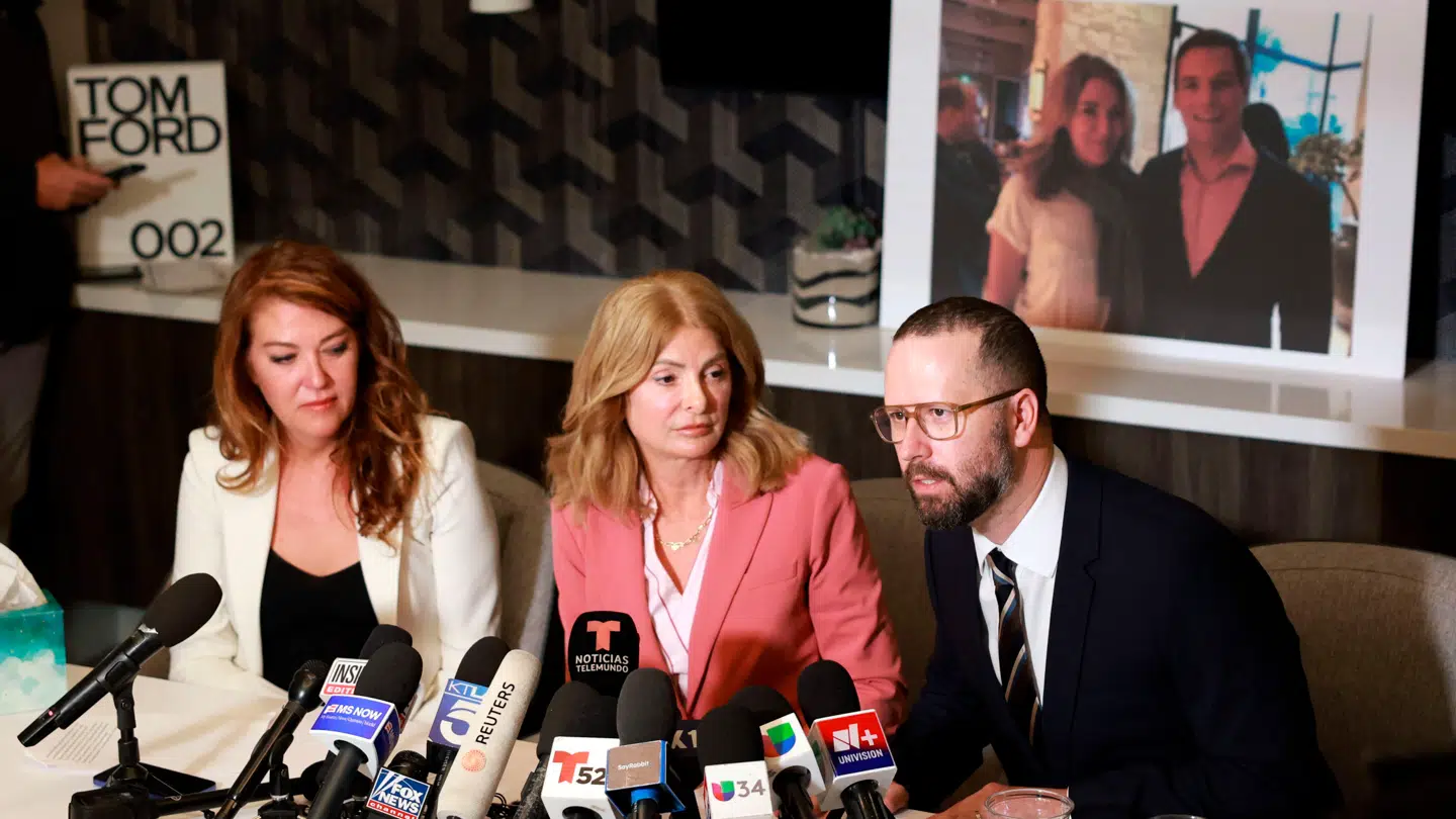 På pressemødet var der bag Lonna Drewes og hendes advokater placeret et billede af Swalwell og Drewes fra en restaurantåbning i 2018.