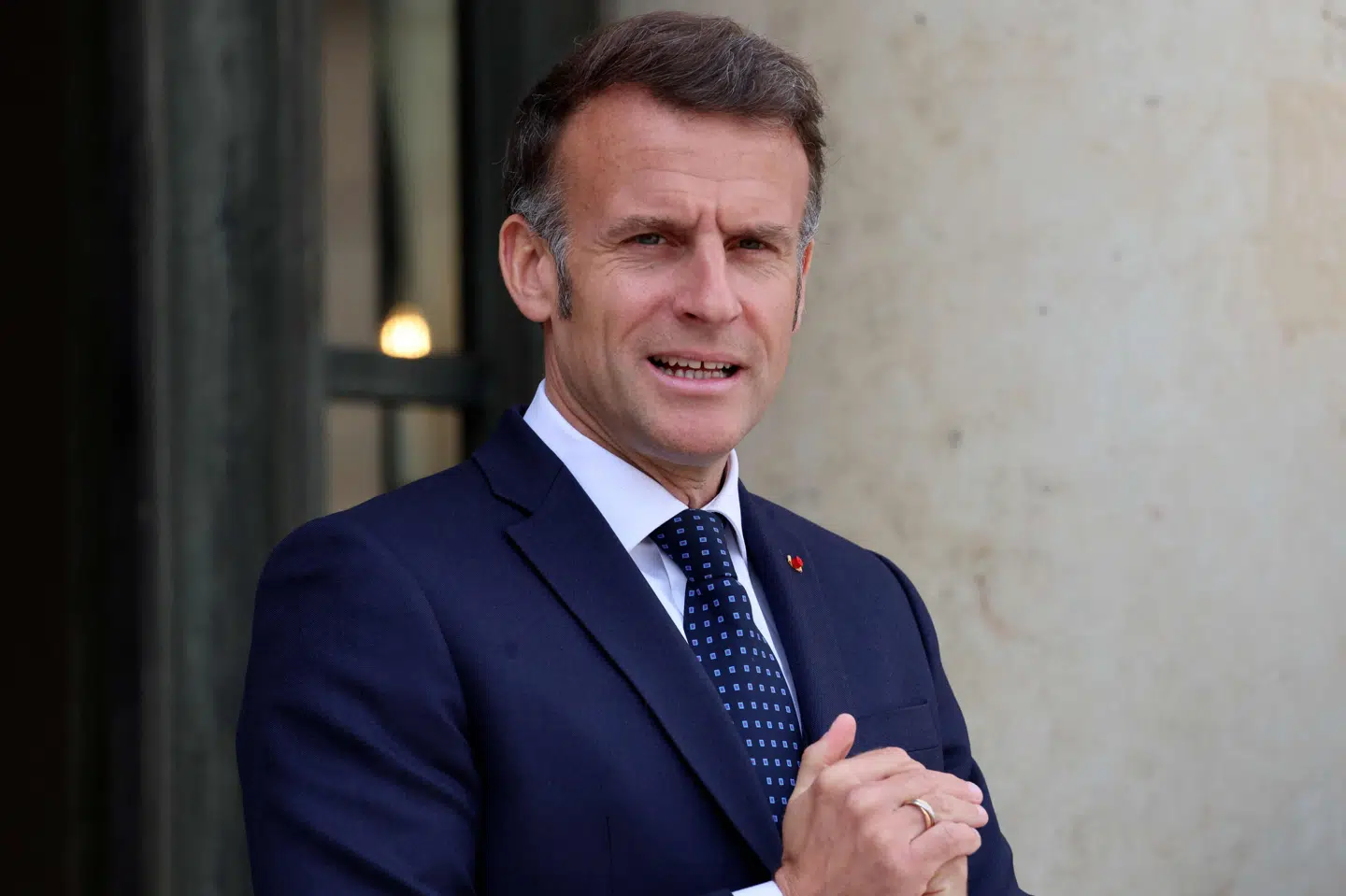 Frankrigs præsident, Emmanuel Macron, er sammen med den britiske premierminister, Keir Starmer, vært for en konference i Paris fredag, hvor ledere fra flere lande ventes at drøfte en indsats for at beskytte skibstrafikken gennem Hormuzstrædet.