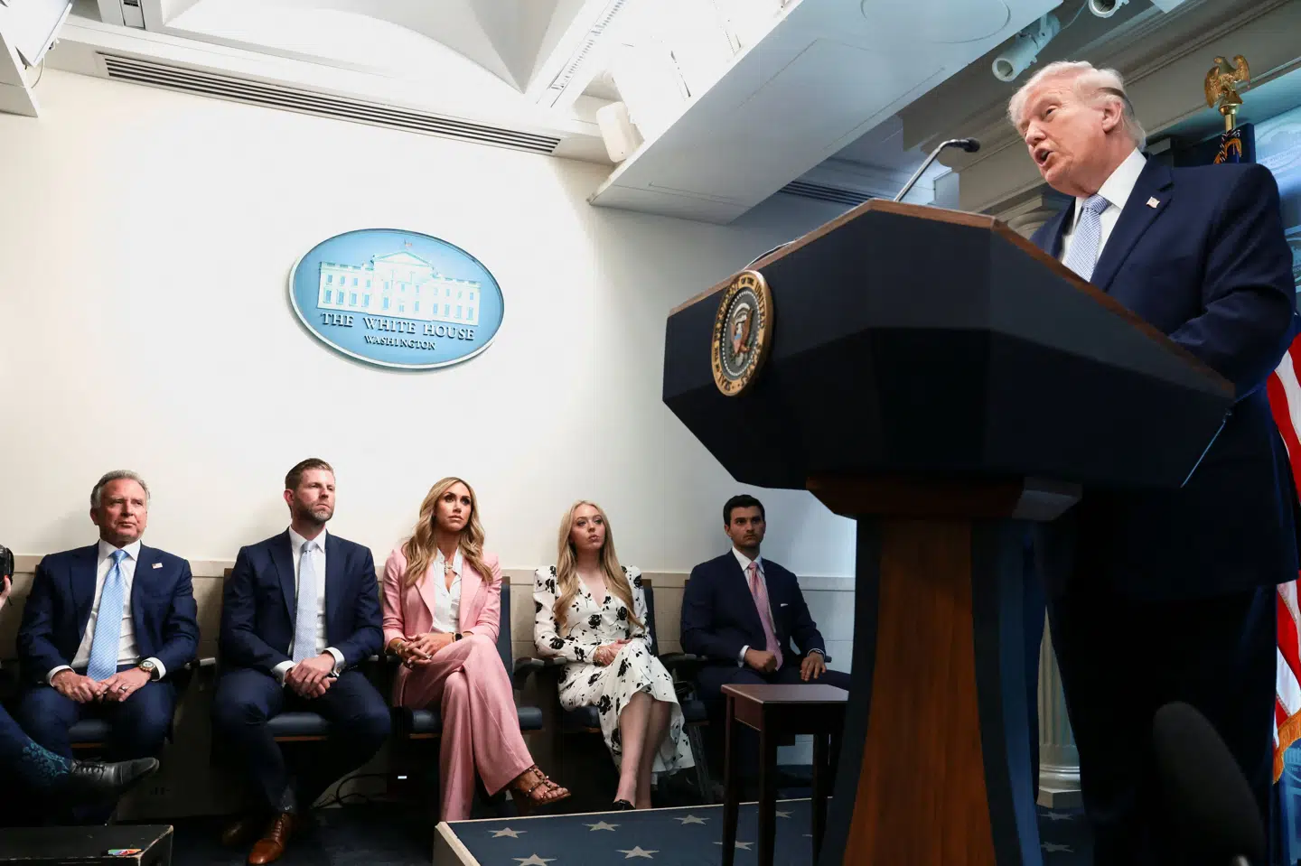 Donald Trumps søn Eric Trump, svigerdatteren Lara Trump, datteren Tiffany Trump og svigersønnen Michael Boulos ses 6. april overvære en tale fra Trump på et pressemøde i Washington D.C. Eric Trump og Lara Trump skal med på Trumps tur til Kina i maj. (Arkivfoto).