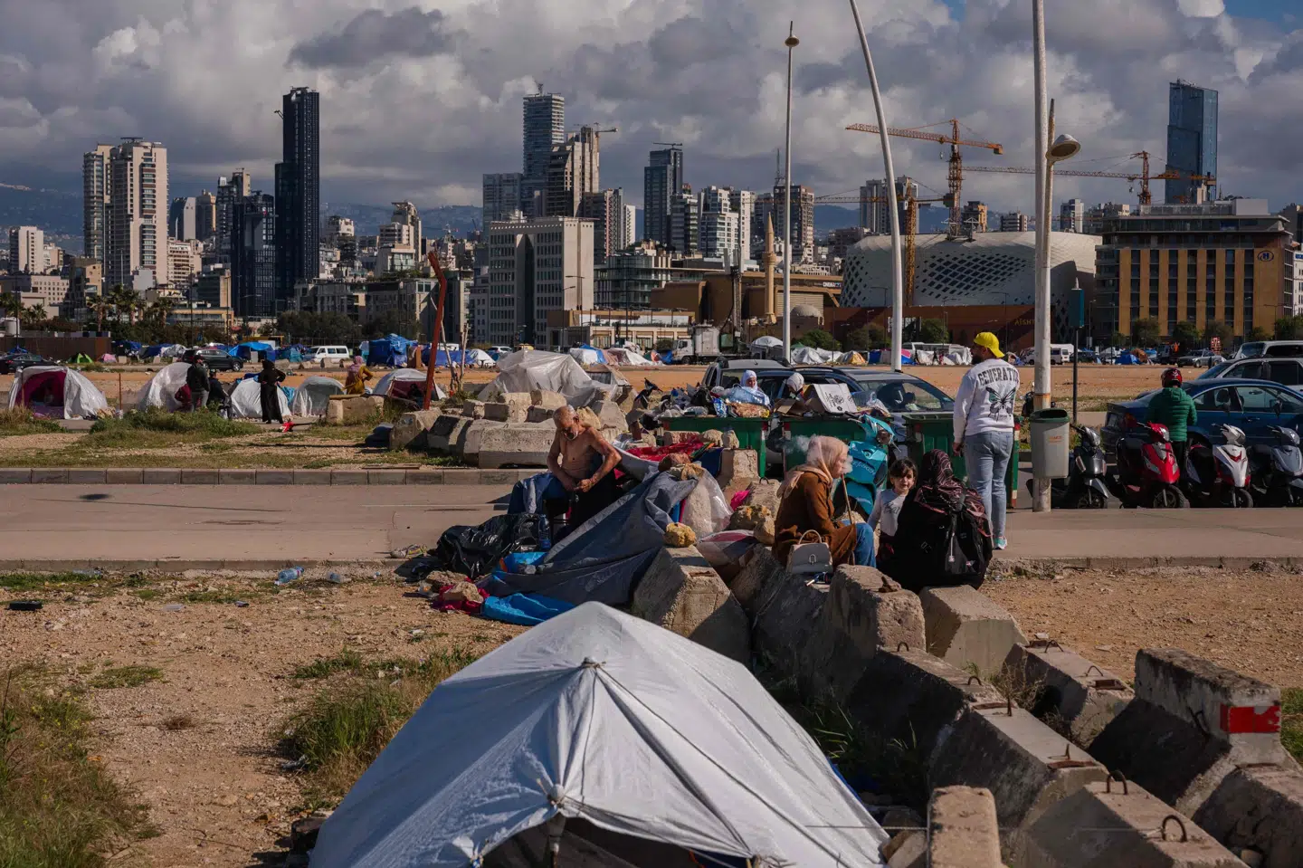 Fordrevne personer ses ved deres telte i Beirut i Libanon 6. april. Blandt andet personer fra FN's fredsbevarende styrke er blevet dræbt, hvilket tirsdag fordømmes af en række lande. (Arkivfoto).