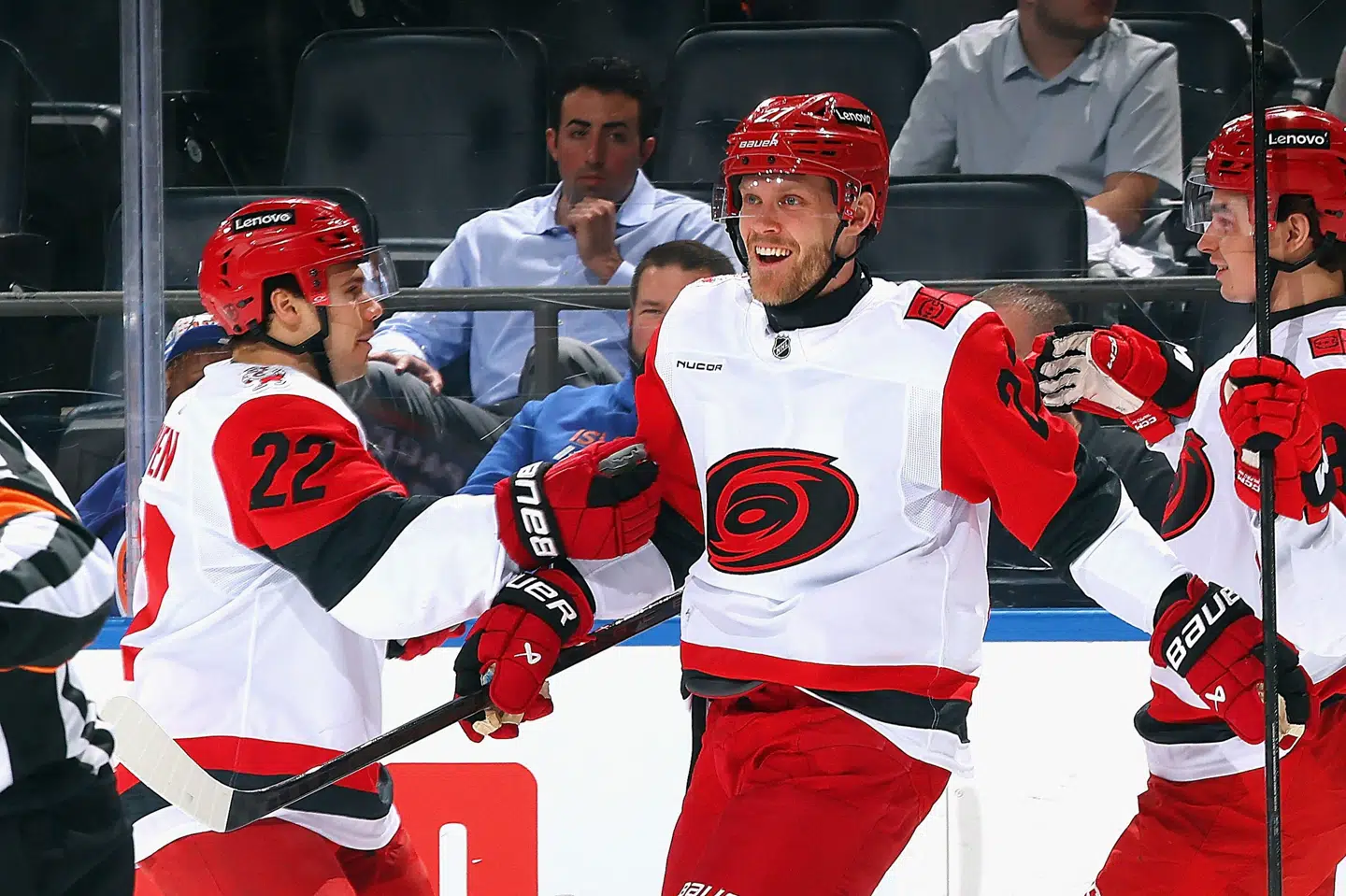 Målfarlige Nikolaj Ehlers jubler, efter at han netop har scoret for Carolina Hurricanes mod New York Islanders.