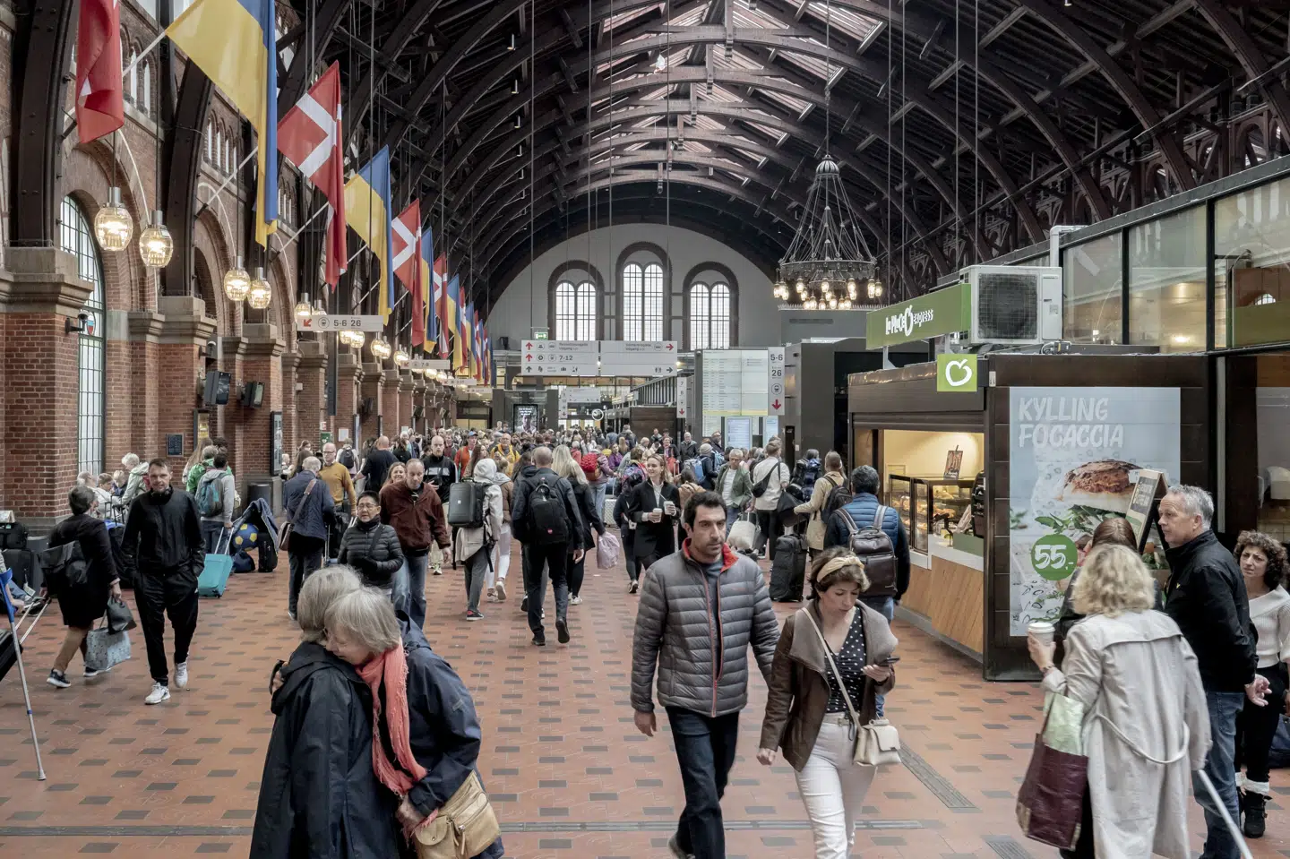 En overrevet køreledning på Københavns Hovedbanegård gjorde tirsdag, at alle tog øst for Odense stoppede med at køre. (Arkivfoto).