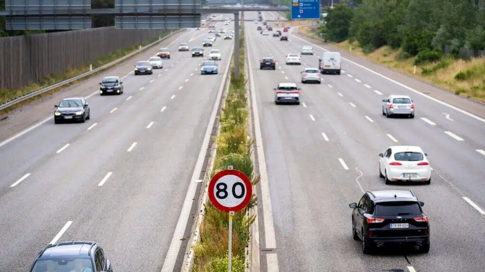 Høje brændstofpriser ses på vejene: Danskerne sænker farten