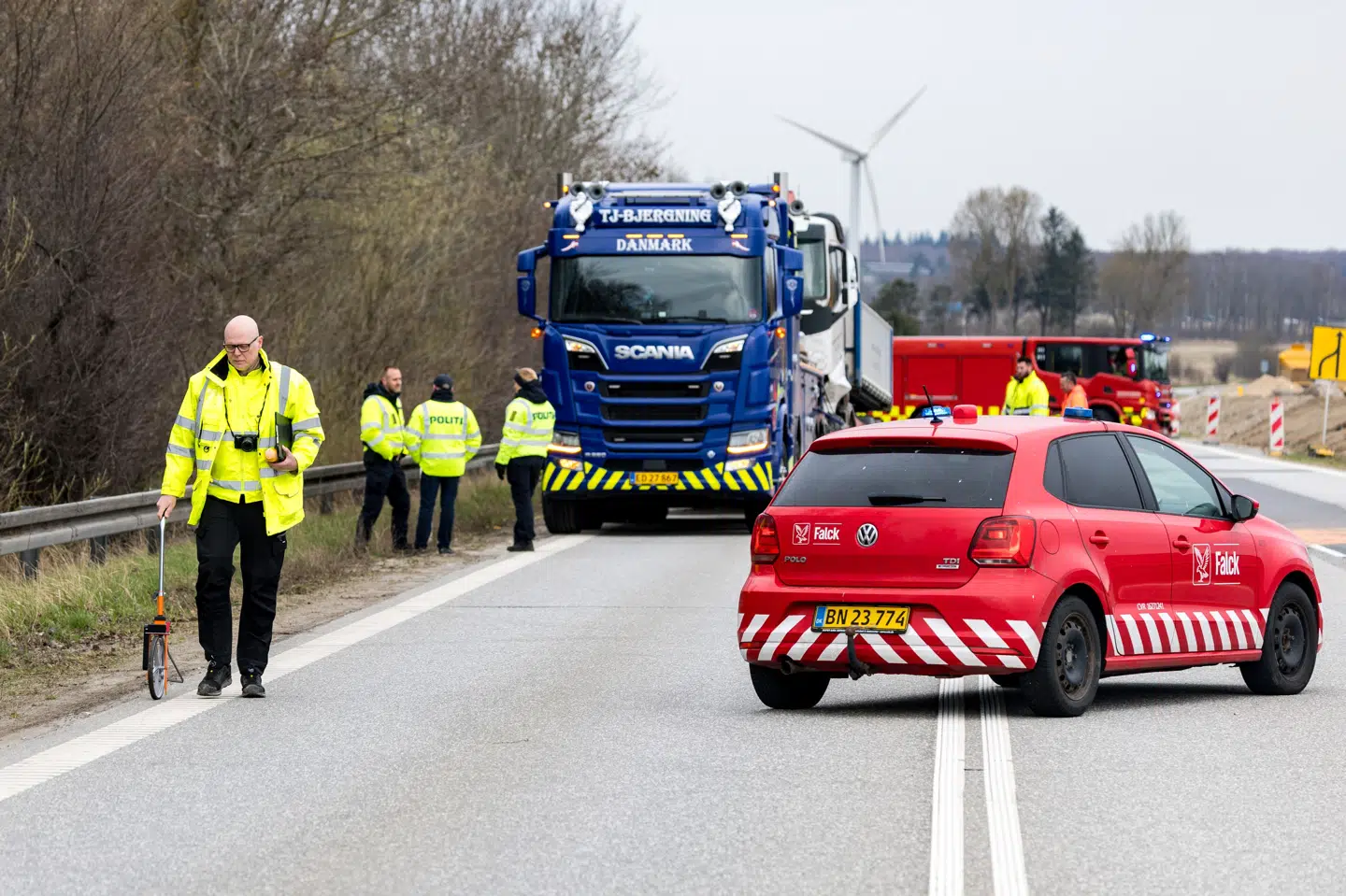 Politiet foretog tirsdag undersøgelser på Hillerødmotorvejens forlængelse efter ulykken, hvor en varevogn og en lastbil stødte frontalt sammen.