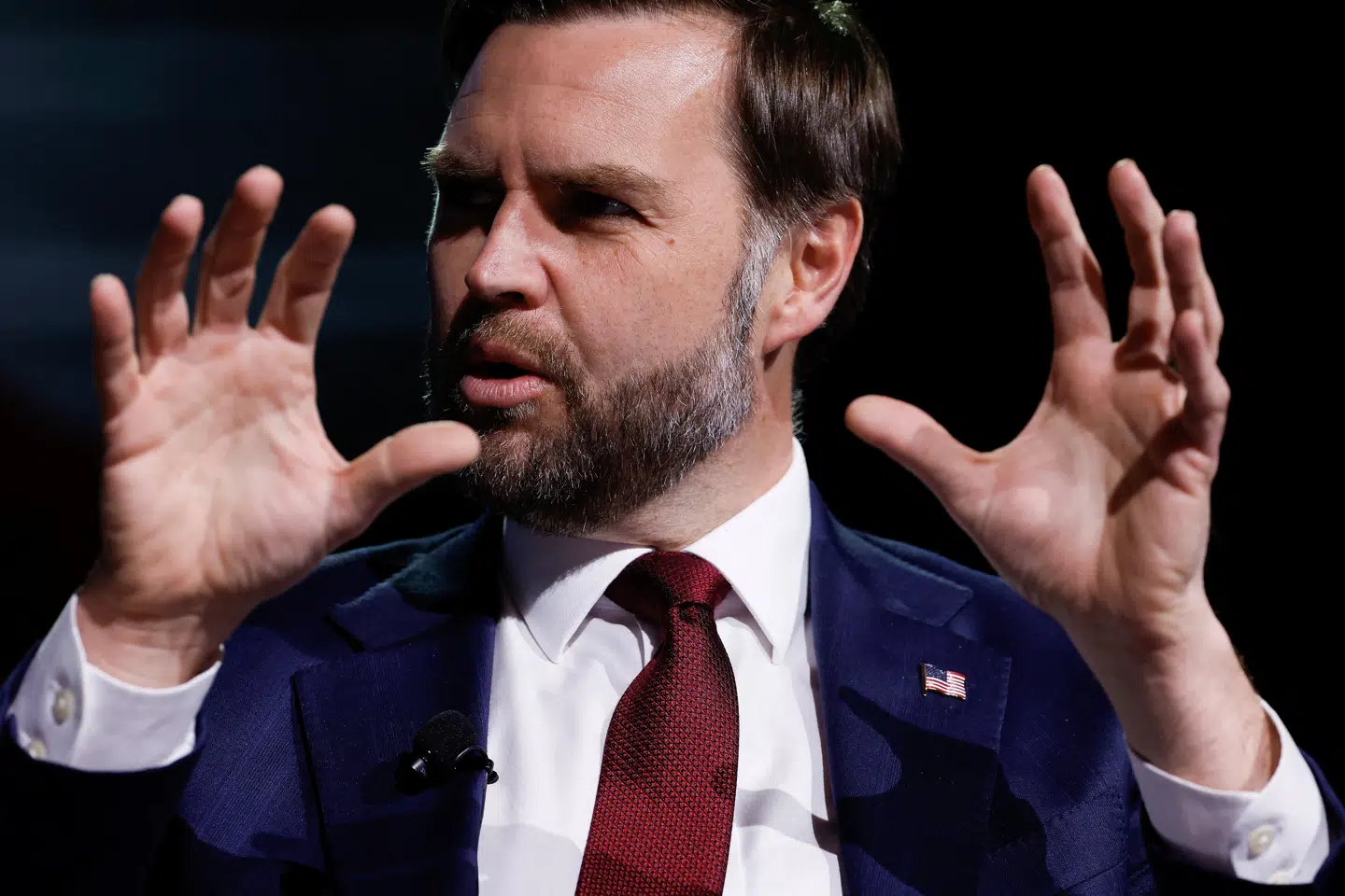 J.D Vance gestikulerer på scenen i Georgia natten til onsdag.