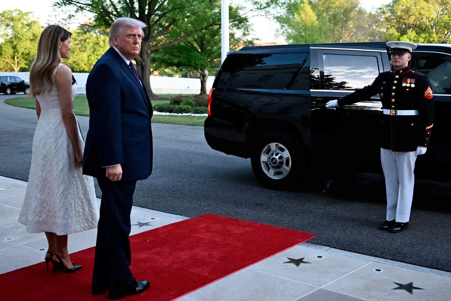 Donald Trump er på udkig efter en afslutning på krigen mod Iran. Det kan blive med eller uden en aftale med præstestyret, siger han til amerikanske medier.