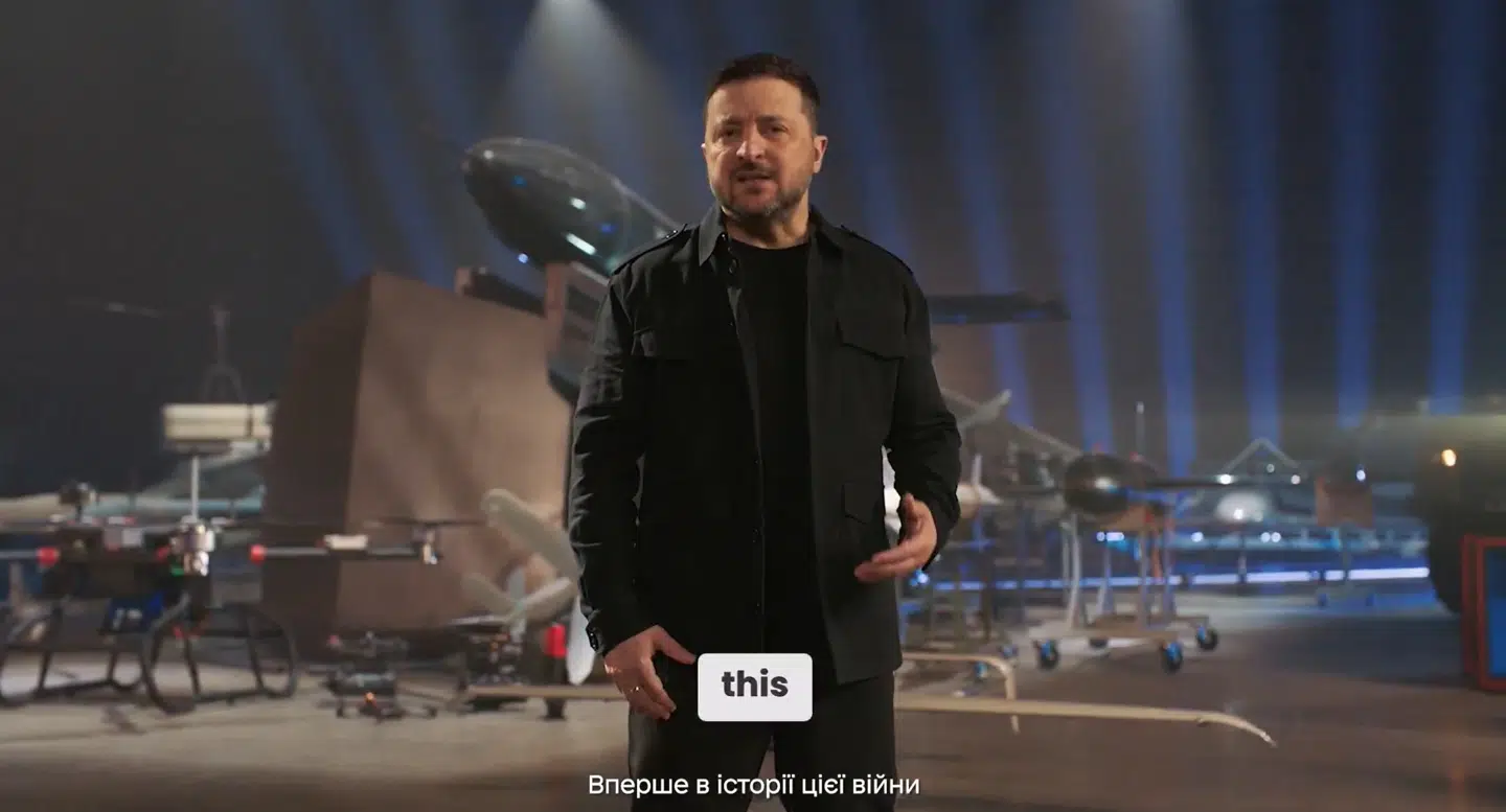 Den ukrainske præsident, Volodymyr Zelenskyj, i den video, hvor han fortæller om den nylige erobring kun foretaget med robotter og droner – ingen personer.