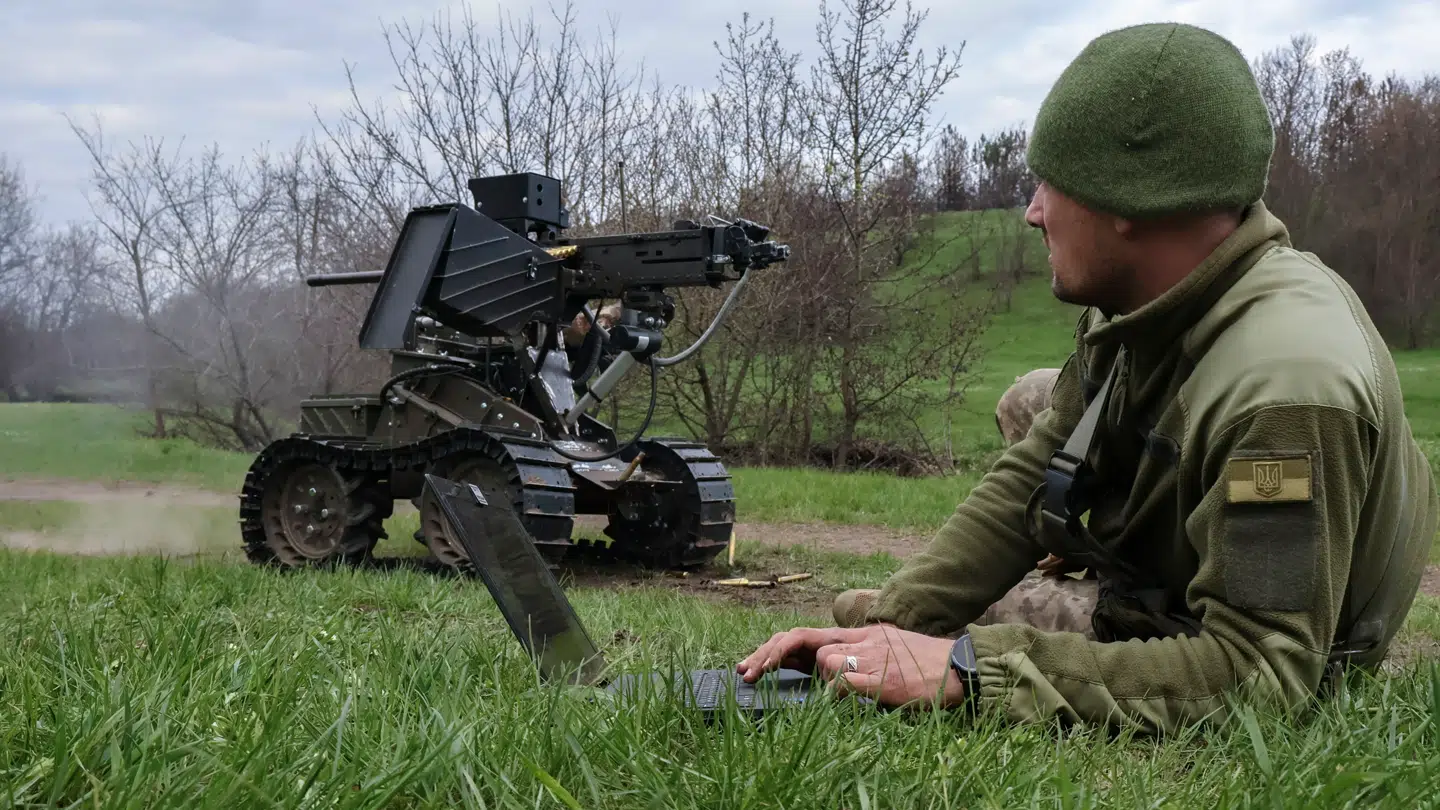 Sådan ser en af Ukraines ubemandede angrebsrobotter ud. Med bælte og påmonteret våben.