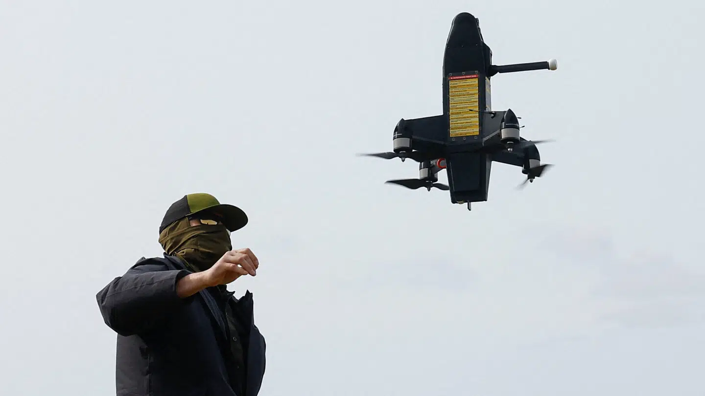 En droneoperatør med en af de droner, som er blevet afgørende i krigen i Ukraine.