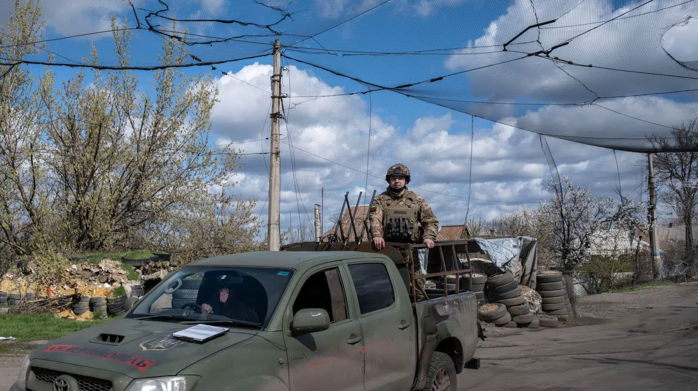 Sådan ser frontlinjen ud flere steder i Ukraine. Veje er dækket med net for at undgå droneangreb.