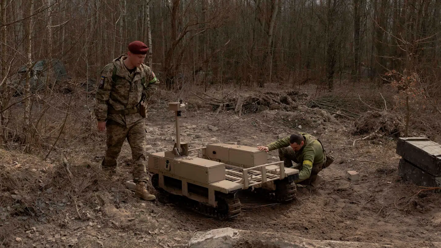Ukrainske soldater med en landrobot.