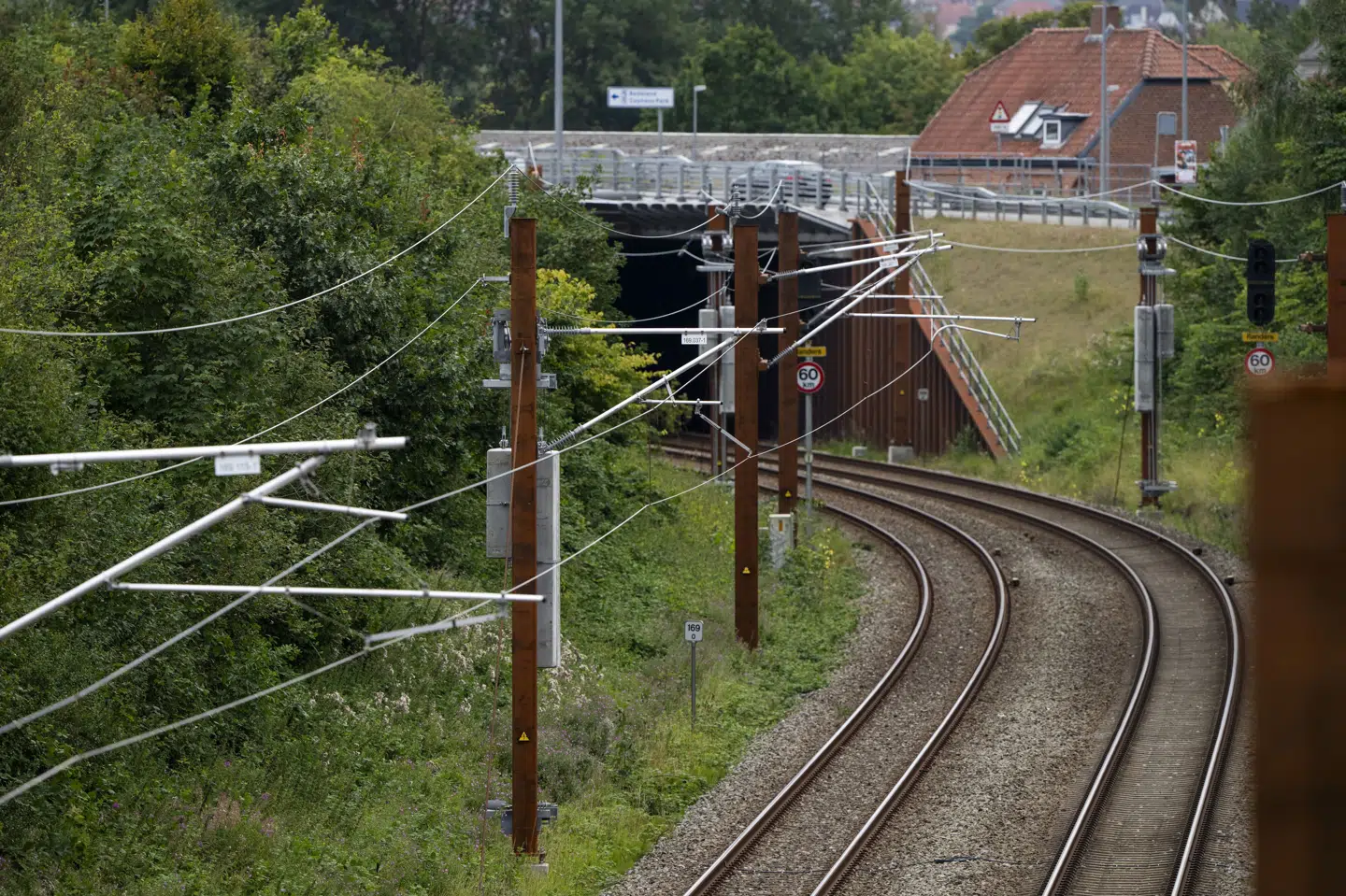 Det vil i forbindelse med en evaluering af hændelsen være nærliggende at se nærmere på de køreledninger, der overfører strøm til eltogene, lyder det fra Ingeniørforeningens jernbaneekspert Kristian Madsen. (Arkivfoto).