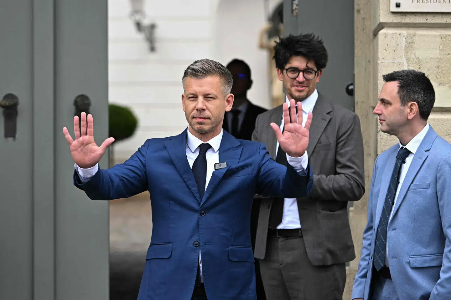 Den kommende ungarske premierminister, Peter Magyar, vinker onsdag på vej ind til møde med landets præsident.