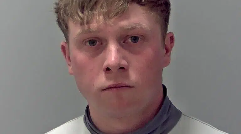 Ungt jockey-talent erkender drab