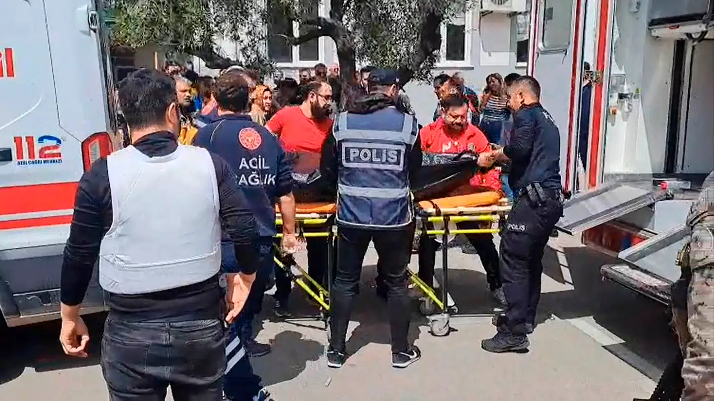 Redningsmandskab er til stede i Kahramanmaras i det sydlige Tyrkiet, hvor lokale myndigheder melder om et skoleskyderi, der har kostet fire liv og såret 20 personer.