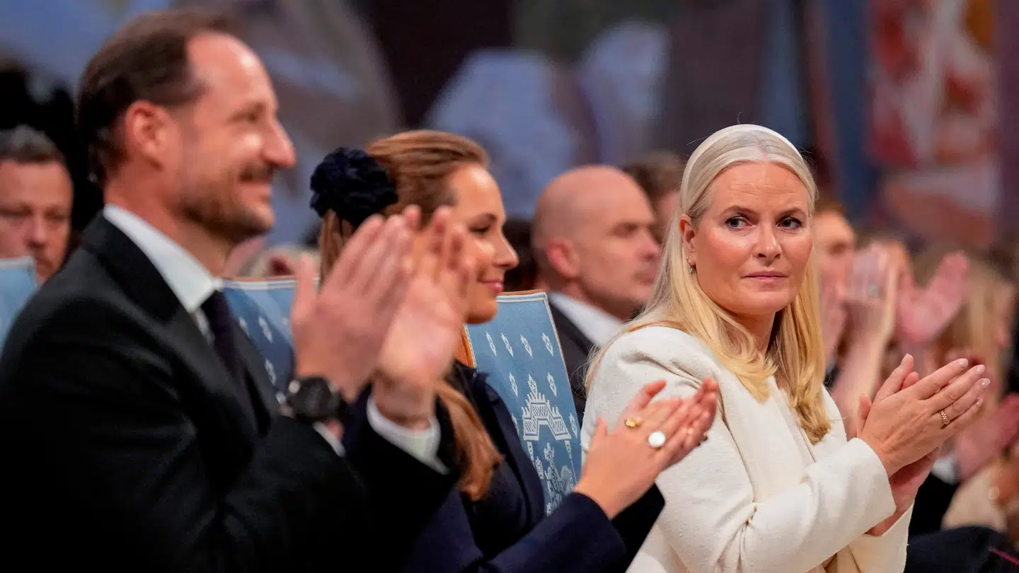 Mystiske profiler, der skamroser det norske kongehus, er ikke betalt af kongehuset selv, forsikrer de nu.