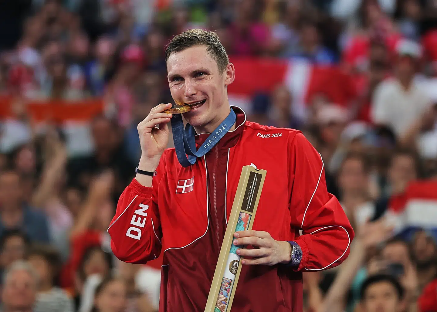 Viktor Axelsen ses her med sin OL-guldmedalje i 2024 i Paris.