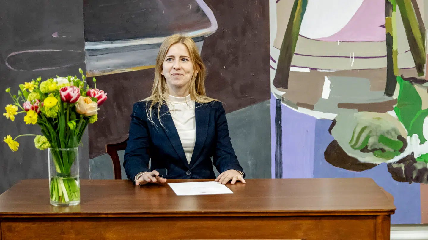 Løsgænger Emilie Schytte skriver under på, at hun vil overholde grundloven. Christiansborg i København, tirsdag den 14. april 2026. Hver af de 67 nyvalgte medlemmer sætter deres underskrift under sætningen: »Jeg lover herved på ære og samvittighed at holde rigets grundlov«.