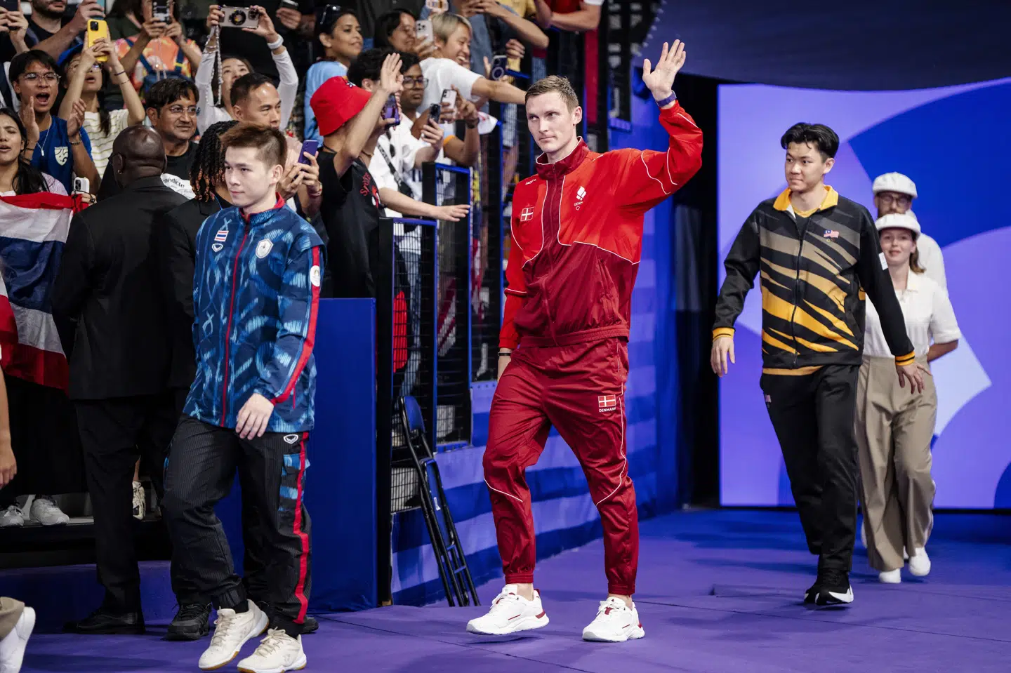 Farvel til badminton: Viktor Axelsen afsluttede onsdag en eventyrlig karriere. Her er han på vej til medaljeceremoni efter OL-finalen i Paris i 2024, der viste sig at blive et af de sidste højdepunkter, inden rygproblemerne kom på tværs.