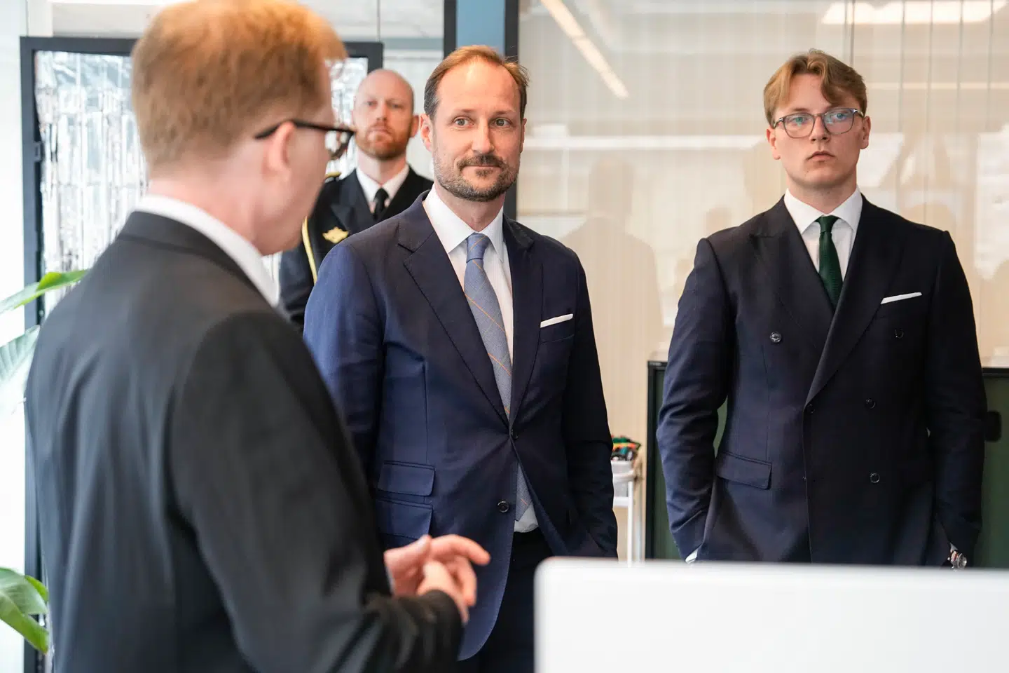 Onsdag eftermiddag var prins Sverre Magnus pludselig med far kronprins Haakon på kongeligt besøg hos Ocean Industries Concepts Lab ved Arkitektur- og designhøgskolen i Oslo. Foto: Cornelius Poppe / NTB