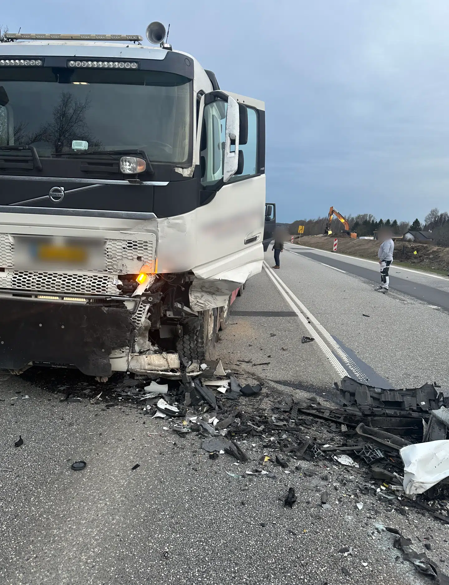 Lastvognens chauffør forsøgte at trække mod rabatten og bremse ned, men det var ikke nok til at undgå det alvorlige sammenstød med den modkørende varevogn på Hillerødmotorvejens forlængelse.