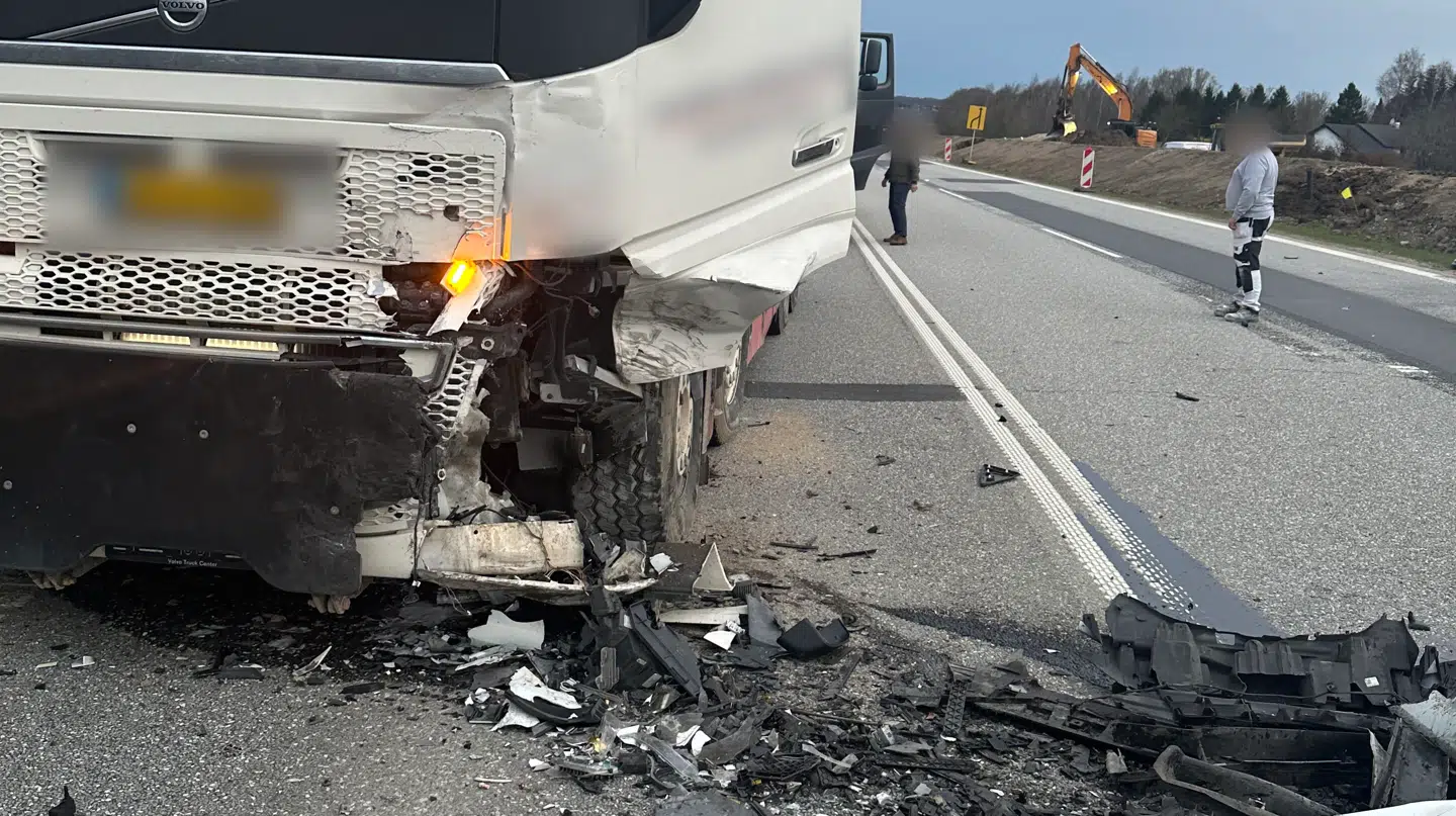 Den 32 tons tunge lastbil var lastet med grus, da den tirsdag morgen blev påkørt frontalt af en varevogn på Hillerødmotorvejens forlængelse i Nordsjælland.