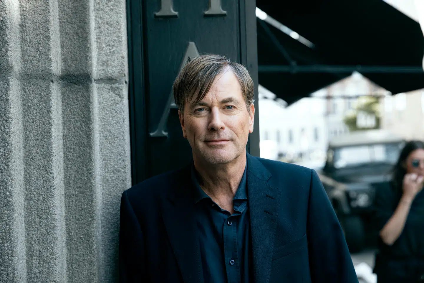 Benn Q. Holm har skrevet mange romaner om København. »Hafnia Punk« fra 1998 er et højdepunkt. »Album« fra 2003 er et hovedværk. »Boi Wagner« fra 2023 fik 5 stjerner i Berlingske.