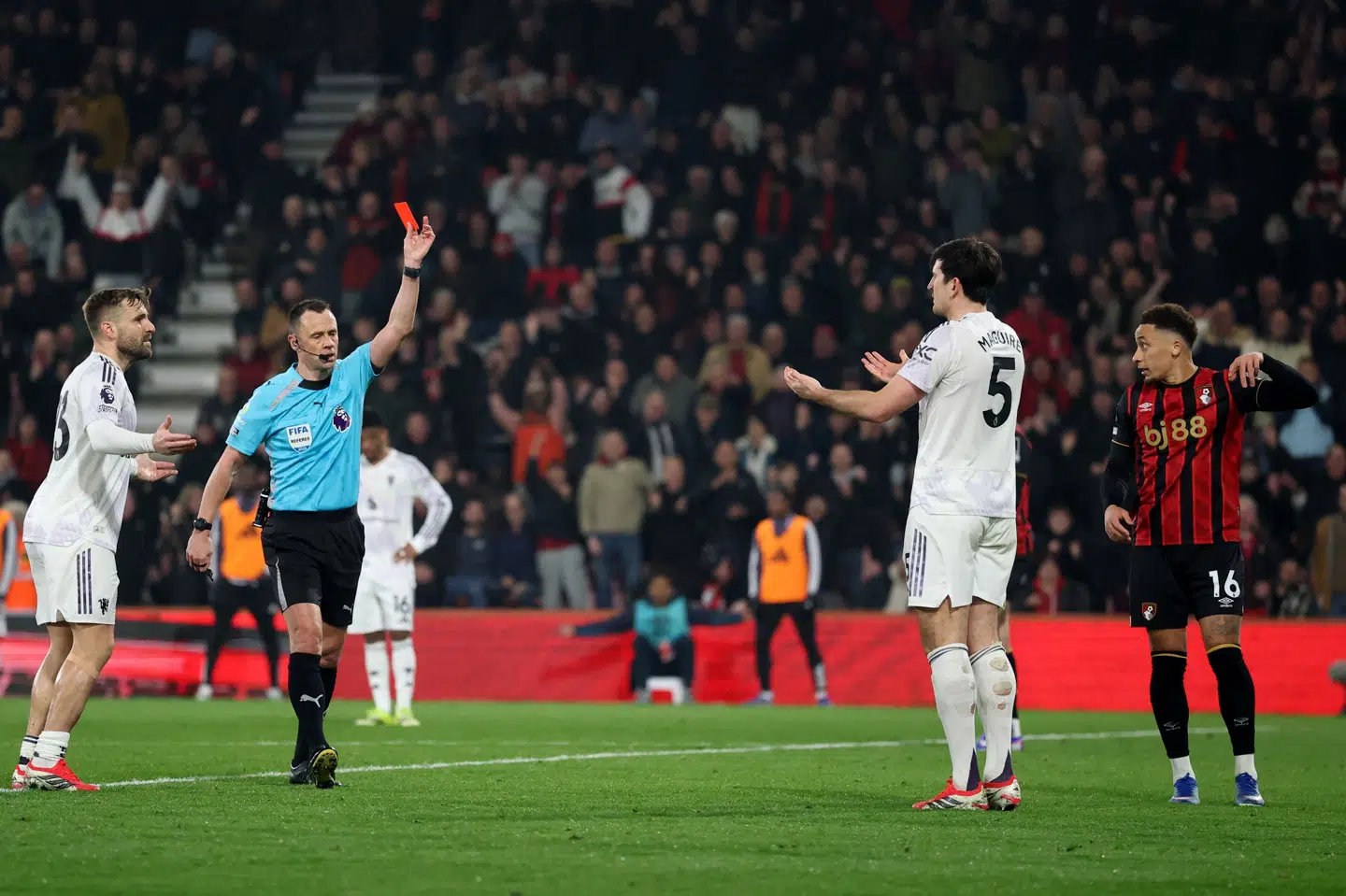 Manchester Uniteds forsvarsspiller Harry Maguire modtog det røde kort af dommer Stuart Attwell i marts.