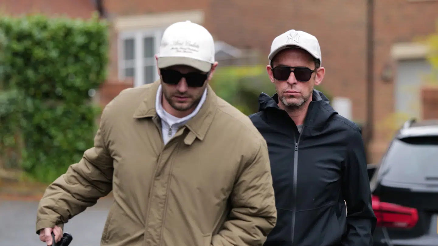 Scott Mills blev spottet, da han med sin ægtefælle luftede deres hund mandag.