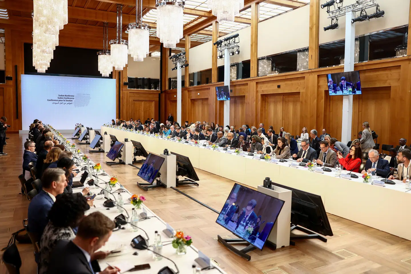 Donorer var samlet til stort møde i Berlin onsdag i anledning af treårsdagen for krigen i Sudan. Der blev indsamlet næsten ti milliarder kroner, som skal gå til humanitær hjælp i Sudan.