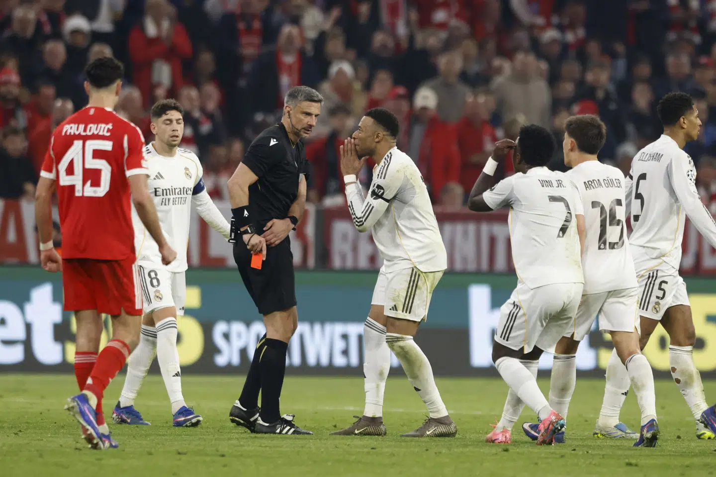 Real Madrids spillere brokker sig over for dommeren, som netop har udvist Camavinga i kvartfinalen mod Bayern München.