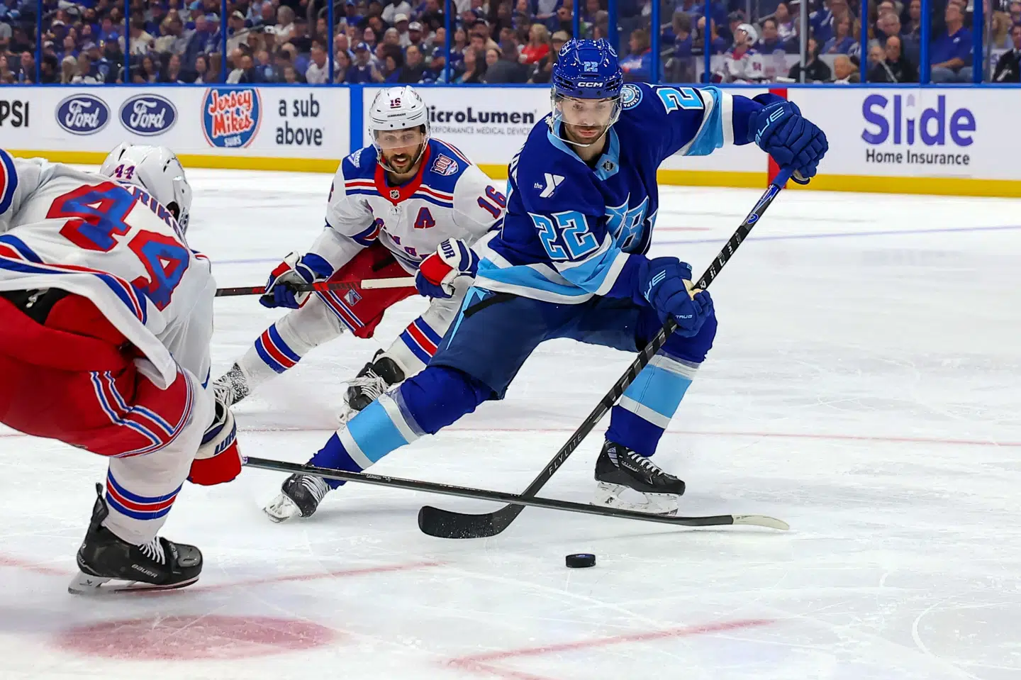 Oliver Bjorkstrand og Tampa Bay Lightning er med en tredjeplads i NHL's østlige konference videre til slutspillet i NHL. Natten til torsdag tabte holdet dog til New York Rangers.