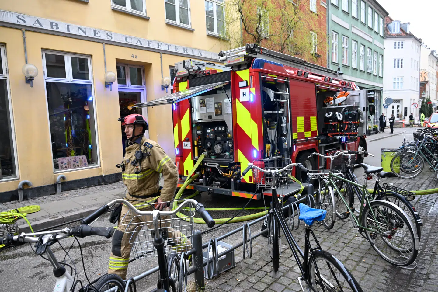 Brandfolk arbejder i Teglgårdsstræde i København efter at der er opstået brand i en restaurant.