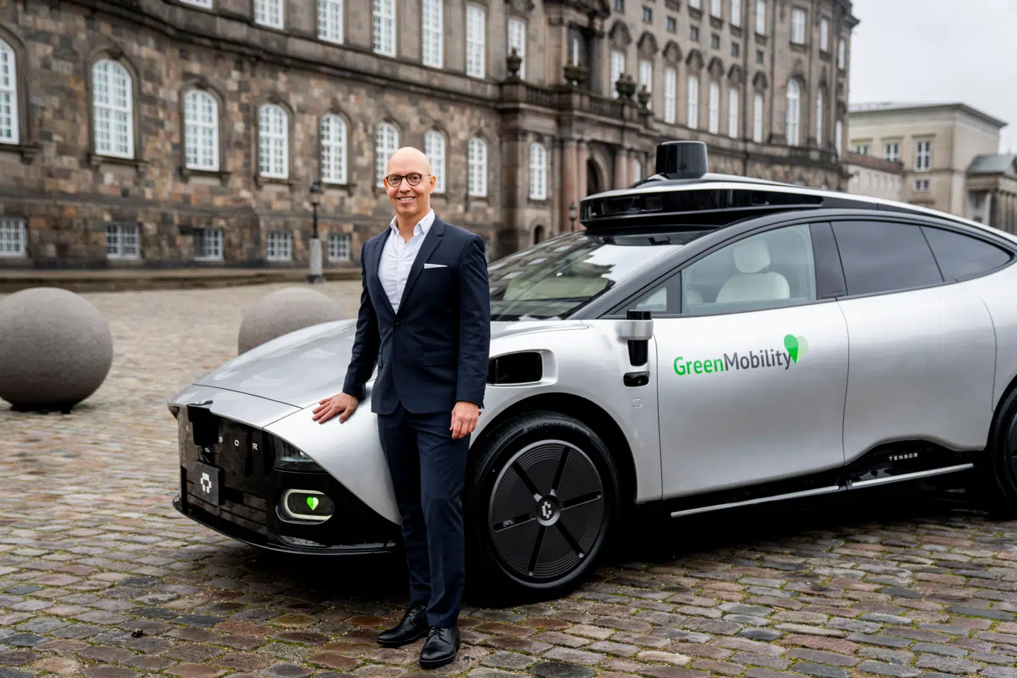 Administrerende direktør i GreenMobility Kasper Gjedsted da den amerikanske AI- og robotbilvirksomhed Tensor og danske GreenMobility viser Danmarks første selvkørende el-delebil frem på Christiansborg Slotsplads i København, tirsdag den 25. november 2025.. (Foto: Ida Marie Odgaard/Ritzau Scanpix)