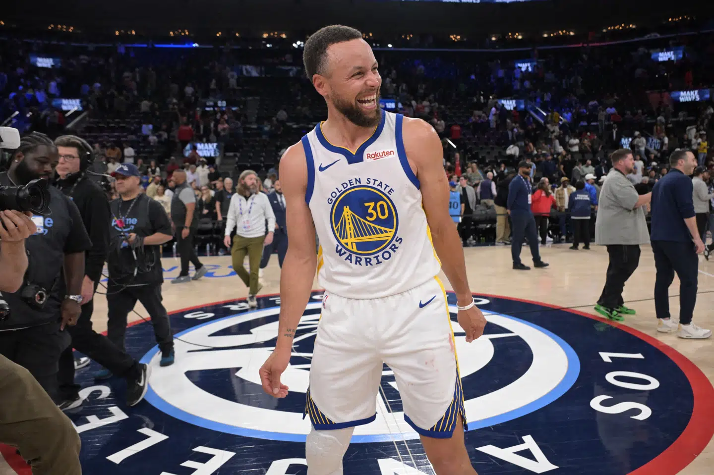 Stephen Curry med et stort smil på læben, efter at han sammen med Golden State Warriors spillede sig tættere på slutspillet i NBA.