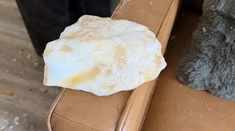 Chok: Kæmpe isklump brager gennem tag