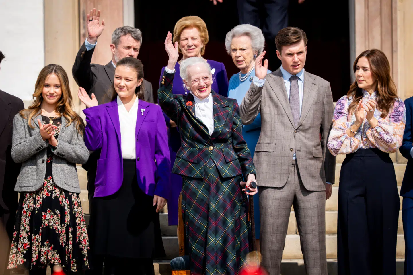 Til dronning Margrethes 85 års fødselsdag sidste år var hele hendes nærmeste familie samlet på Fredensborg Slot til den traditionsrige fødselsdagskoncert af Livgarden. I år til 86 års fødselsdagen torsdag vil kong Frederik og dronning Mary, samt dronning Anne-Marie, igen være til stede.