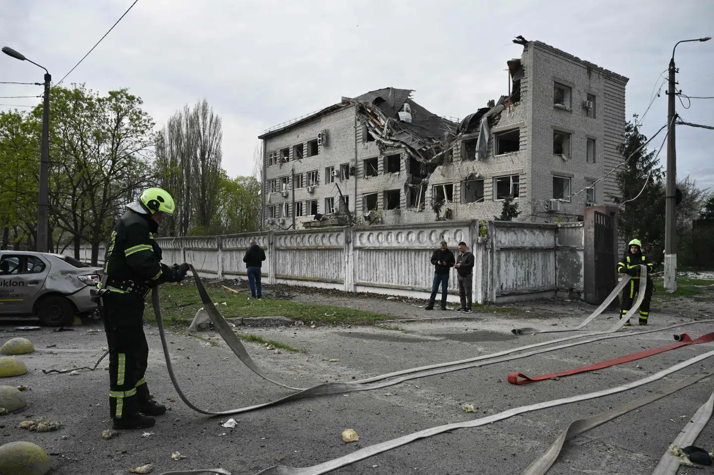 Brandfolk arbejder ved en boligblok i Kyiv, som blev ramt i et russisk angreb natten til torsdag.