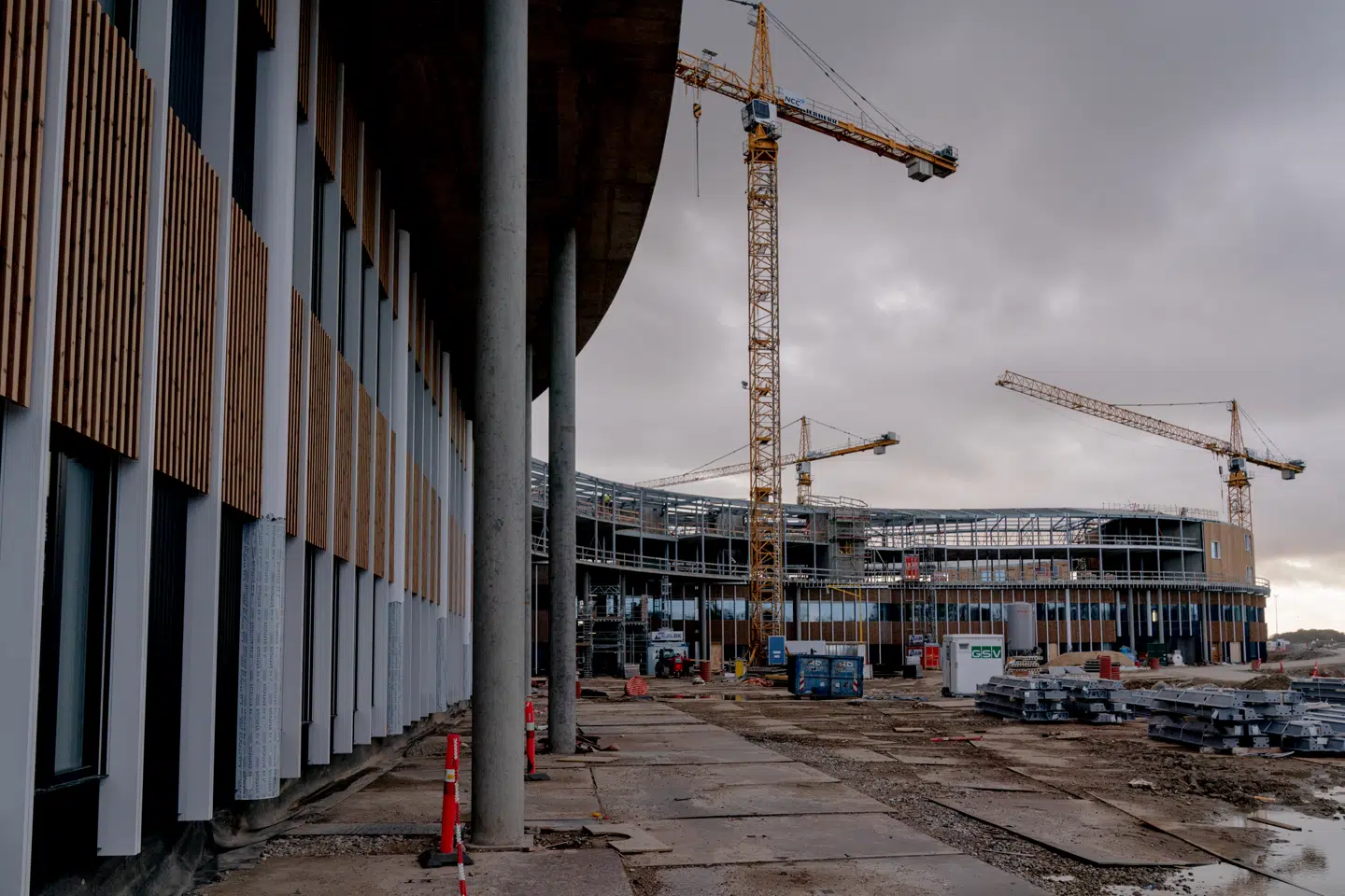 Etableringen af de fleste af supersygehusene har været ramt af skandaler med budgetoverskridelser og forsinkelser, skriver Ole P. Kristensen i denne leder. Her ses opførelsen af Nyt Hospital Nordsjælland i Hillerød, 2022.