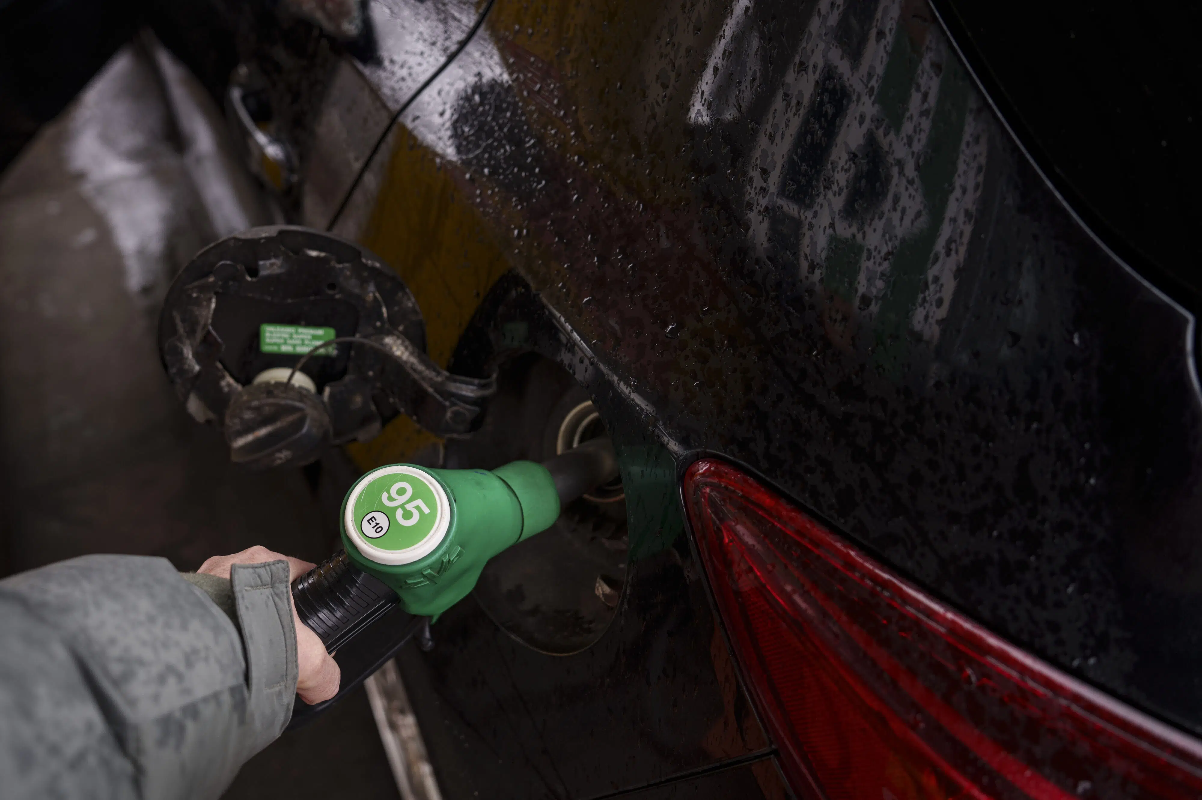 Tankstationer kritiseres for at reservere for høje beløb før tankning