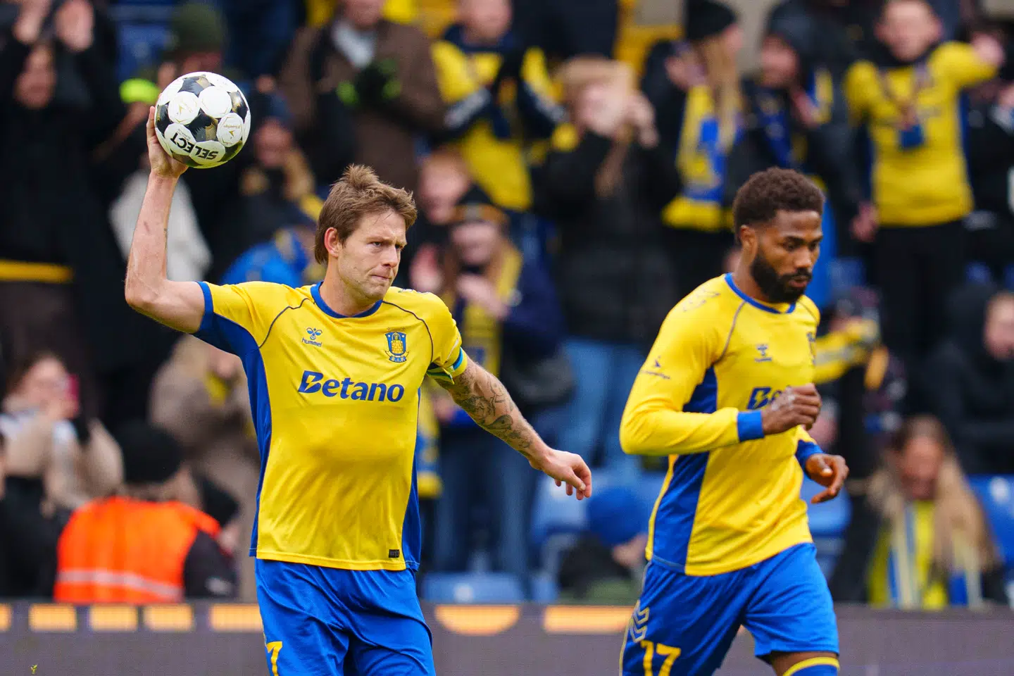 Brøndbys Nicolai Vallys scorer på straffespark til 1-2 under superligakampen mellem Brøndby IF og FC Midtjylland på Brøndby Stadion søndag den 12. april 2026.. (Foto: Liselotte Sabroe/Ritzau Scanpix)