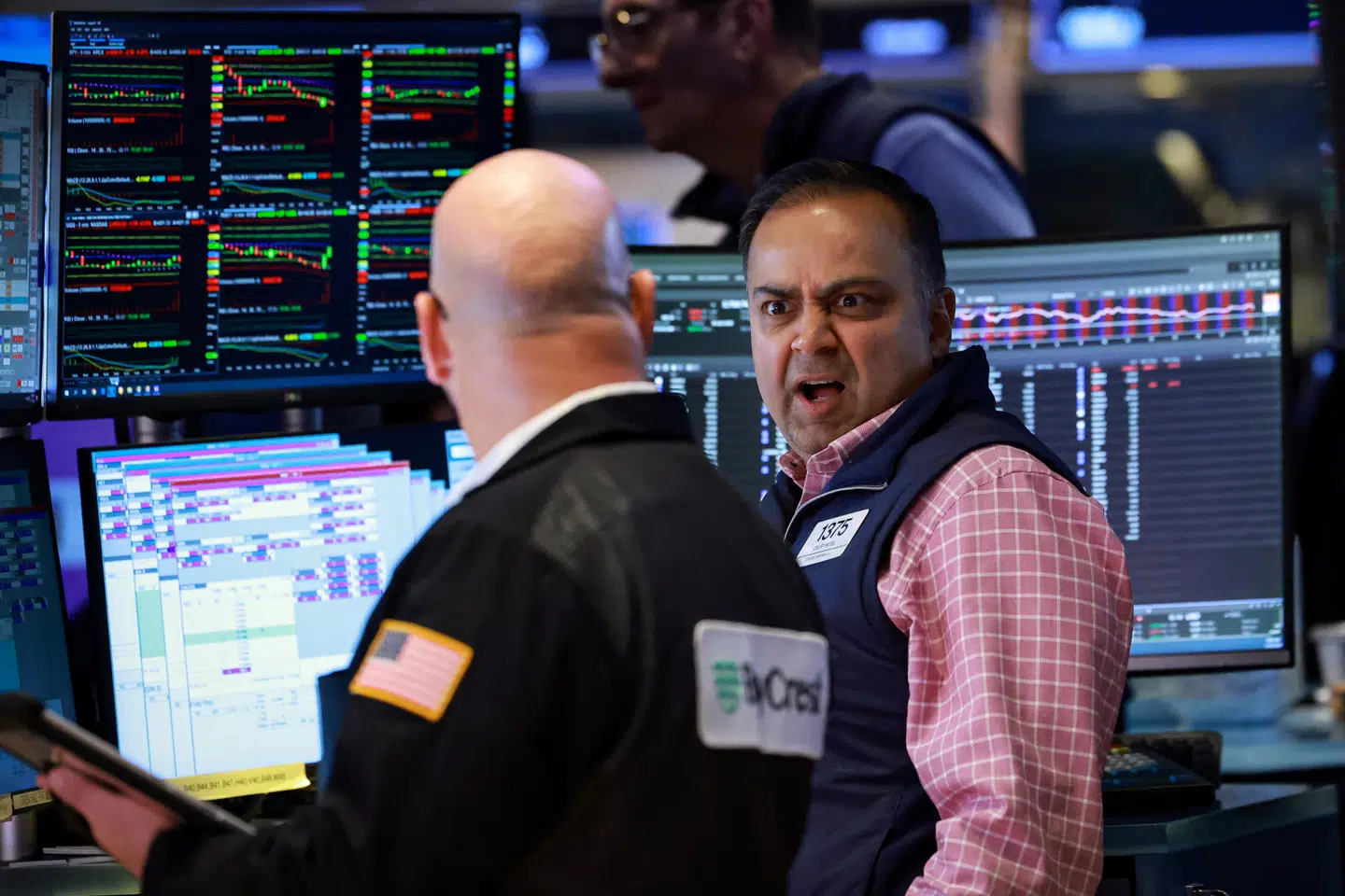 De amerikanske aktier er de seneste uger banket op. Men tilsyneladende har det været uden de store investorer. Deres humør har nemlig været helt i bund – og derfor har de kastet en stor del af deres aktier bort.