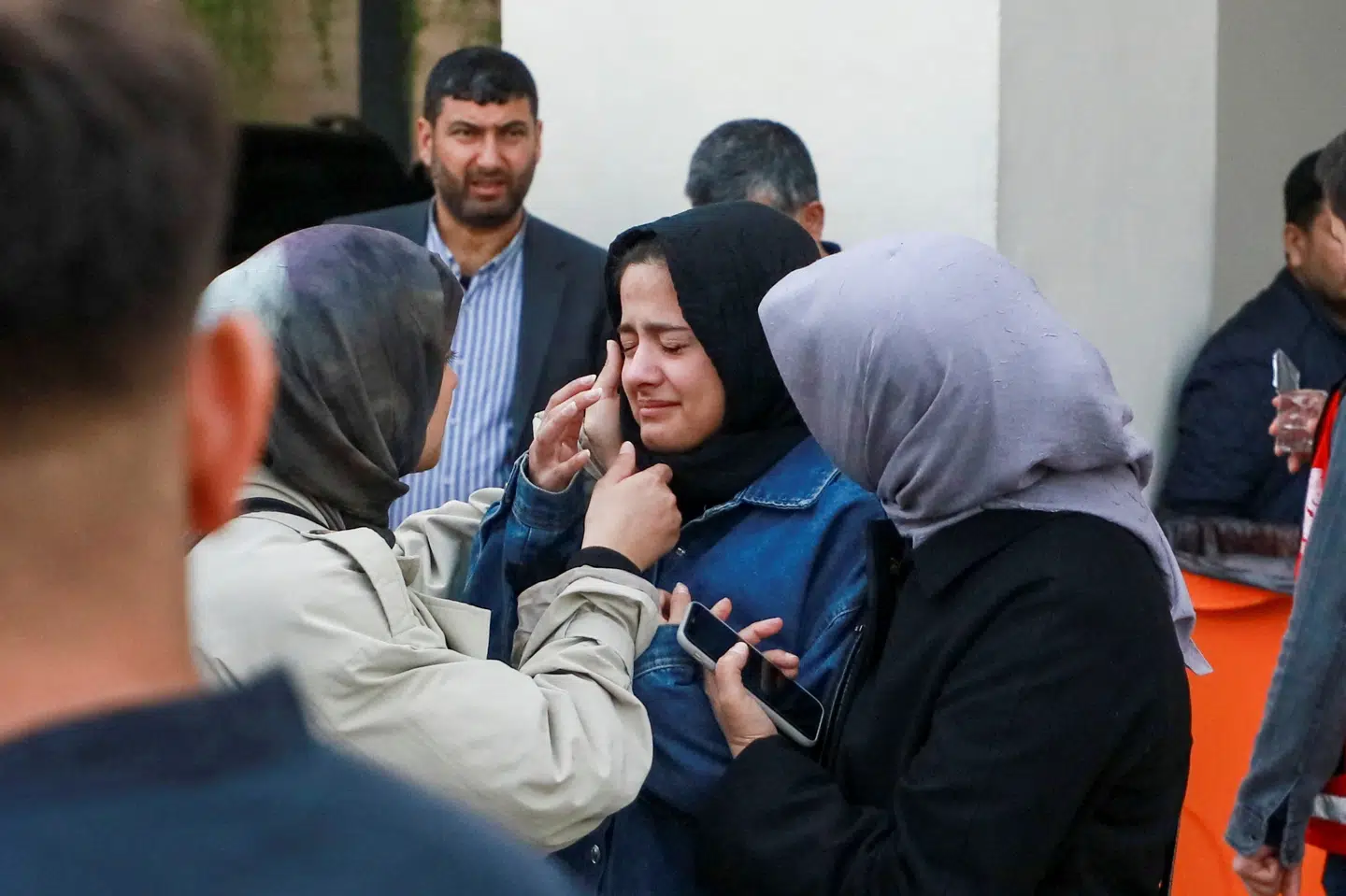 Pårørende til ofrene for skoleskyderiet i Kahramanmaras er samlet uden for et hospital.