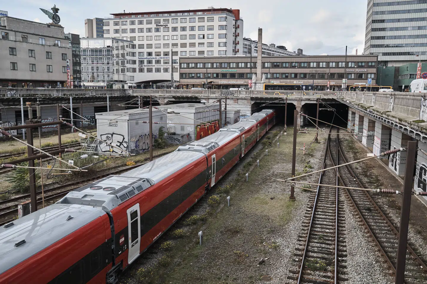 De kommende dage vil nogle tog være kortere end normalt, efter at over 30 tog blev beskadiget tirsdag, siger Tony Bispeskov, informationschef i DSB.