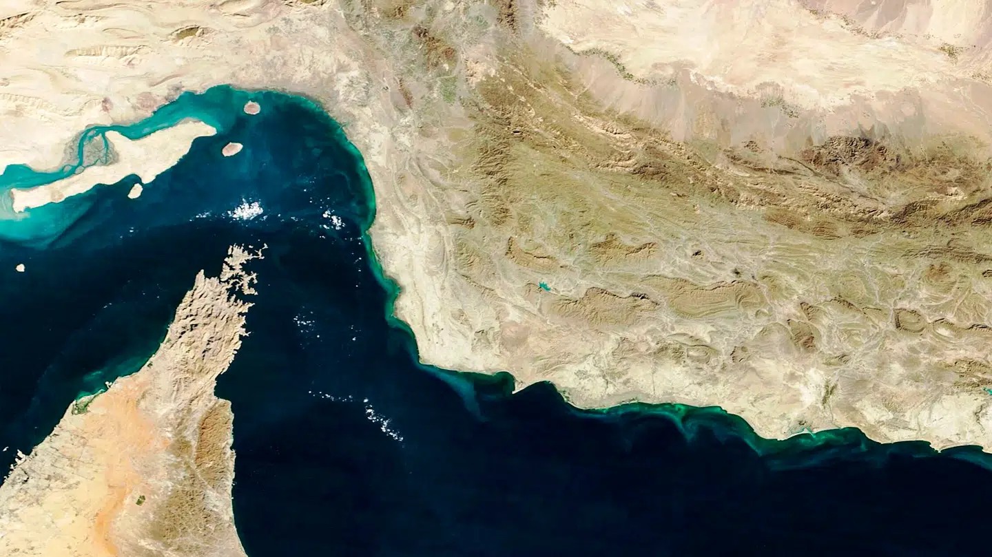 Her ses Hormuzstrædet. I nord er Iran, i syd ser man Den Arabiske Halvø.