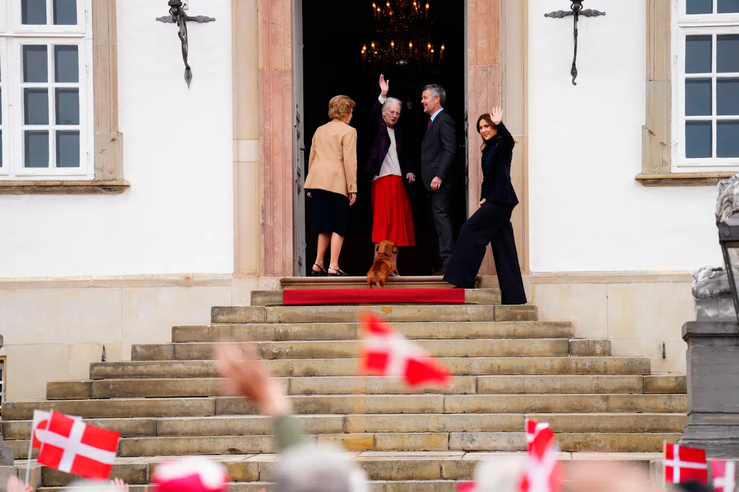 Dronning Margrethe, dronning Anne-Marie, kong Frederik og dronning Mary – og gravhunden Tilia – overværer koncert af Den Kongelige Livgardes Musikkorps, i anledning af dronning Margrethes 86-års fødselsdag, i Indre Slotsgård på Fredensborg Slot, torsdag den 16. april 2026.