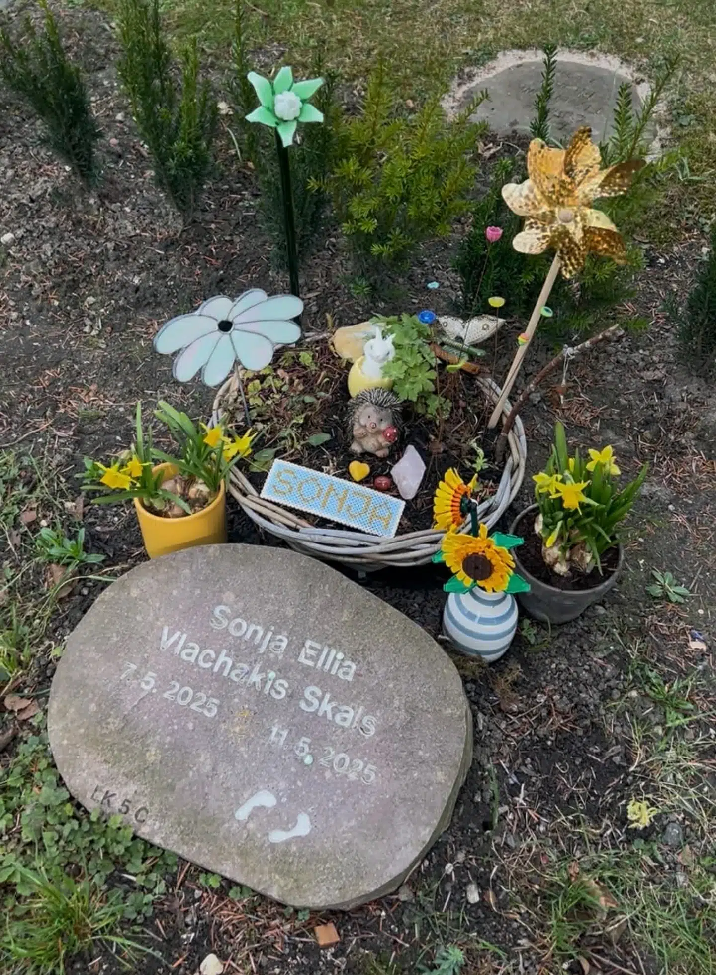 Sådan her så børnegraven ud, efter Sandra Vlachakis havde fjernet en masse genstande