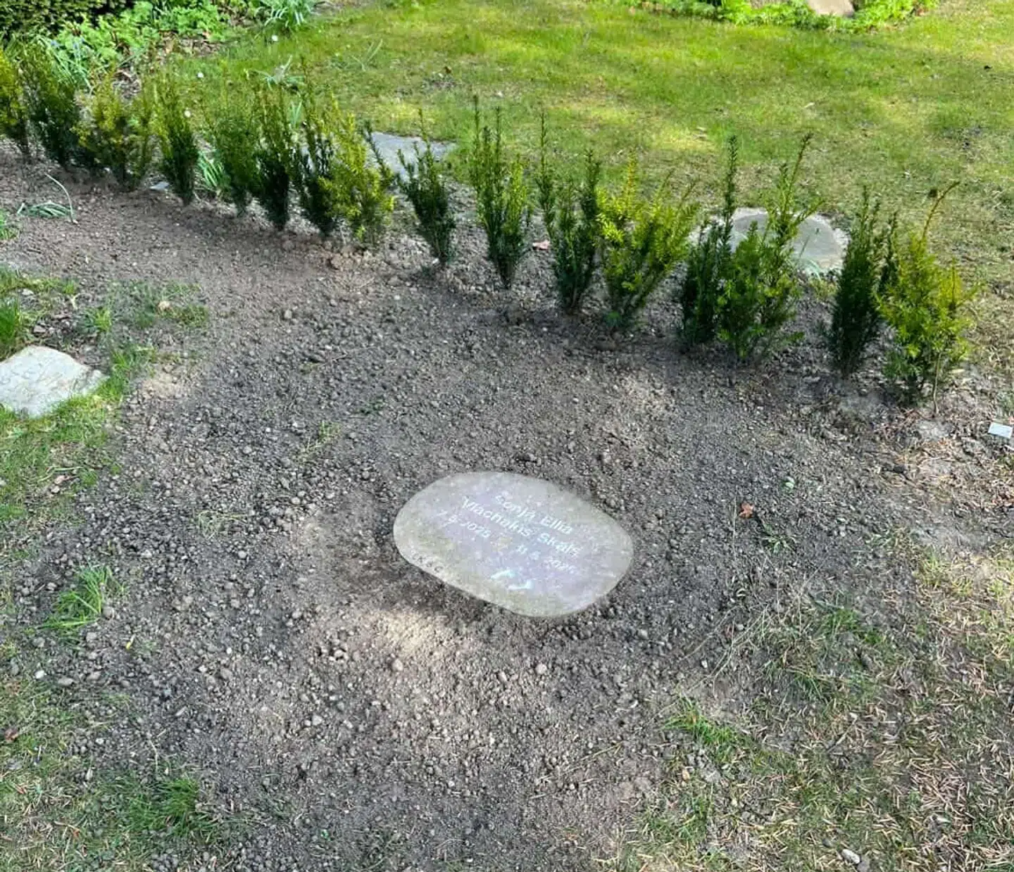 Sådan her så Sonjas grav pludselig ud, efter en medarbejder havde fjernet pynt og genstande