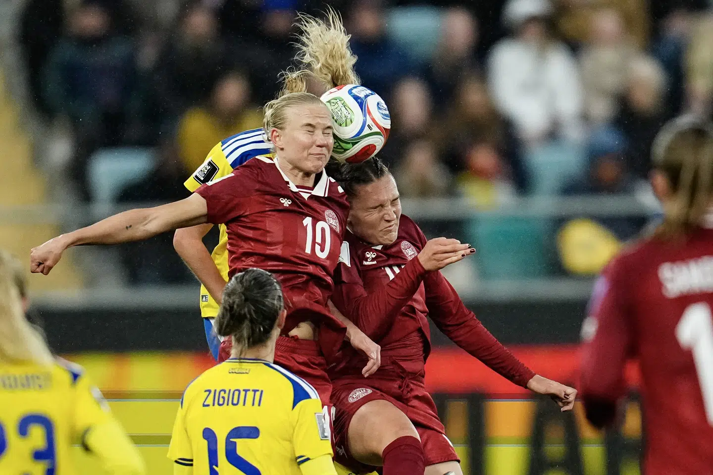 Pernille Harder scorede til 1-1 og udgik siden med en hovedskade, da Danmark tirsdag overraskende slog Sverige 2-1 på udebane i VM-kvalifikationen. (Arkivfoto).
